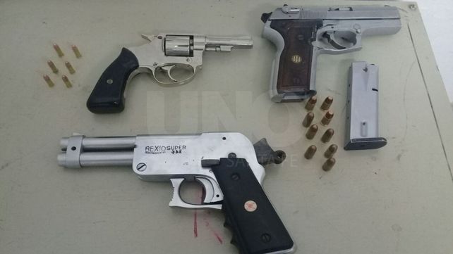 Muñecas bravas: dos pistoleras presas con tres armas y balas secuestradas