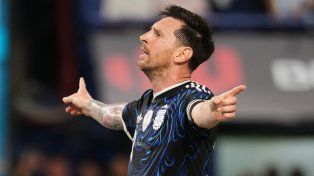 Lionel Messi are los brazos tras su gol, el segundo de Argentina en la goleada frente a Zambia.