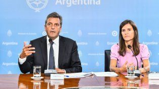 Ministro de Economía, Sergio Massa, y directora del Anses, Fernanda Raverta
