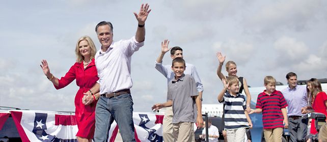 Sin pausa. Mitt Romney y esposa y su vice Ryan (der.) y familiares durante un acto