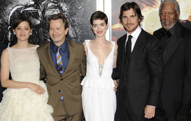 Los actores de The Dark Knight Rises fueron notificados por la productora de la postergación.