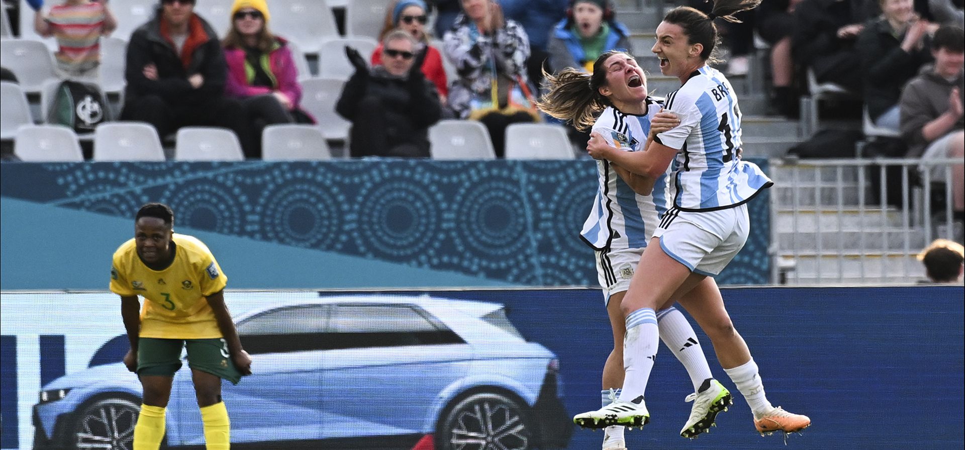 Sophia Braun de Argentina, a la derecha, celebra con una compañera de equipo después de anotar el primer gol de su equipo durante el partido de fútbol del Grupo G de la Copa Mundial Femenina entre Argentina y Sudáfrica en Dunedin, Nueva Zelanda, el viernes 28 de julio de 2023. (Foto AP/Andrew Cornaga) Sophia Braun de Argentina, a la derecha, celebra con una compañera de equipo después de anotar el primer gol de su equipo durante el partido de fútbol del Grupo G de la Copa Mundial Femenina entre Argentina y Sudáfrica en Dunedin, Nueva Zelanda, el viernes 28 de julio de 2023. (Foto AP/Andrew Cornaga)