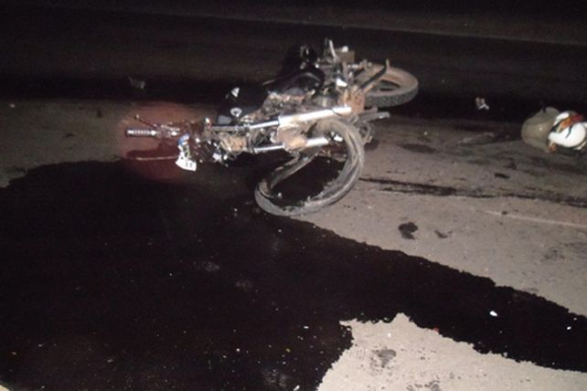 Cuatro heridos en un grave accidente entre un auto y una moto
