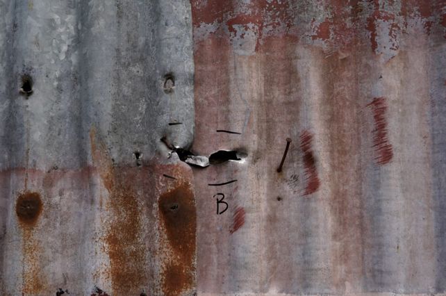 Marcas de balazos: una postal habitual en los barrios rosarinos afectados por la violencia urbana.