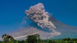 La erupción de un volcán causa tres muertes en Sumatra del Norte