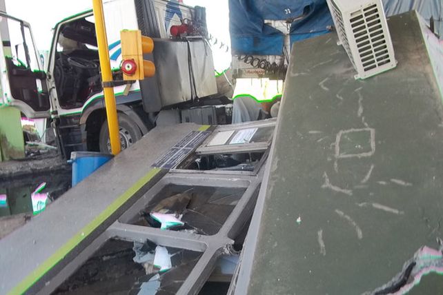 Un camión atropelló y arrancó las cabinas del peaje en la ruta nacional N 19