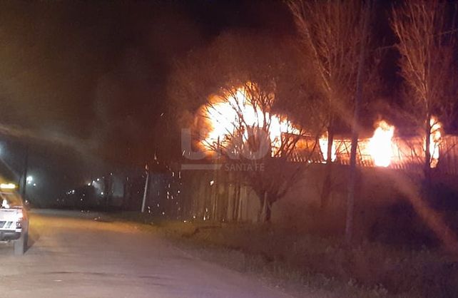 Imágenes del incendio de magnitudes que se desató en la madrugada en Recreo Sur
