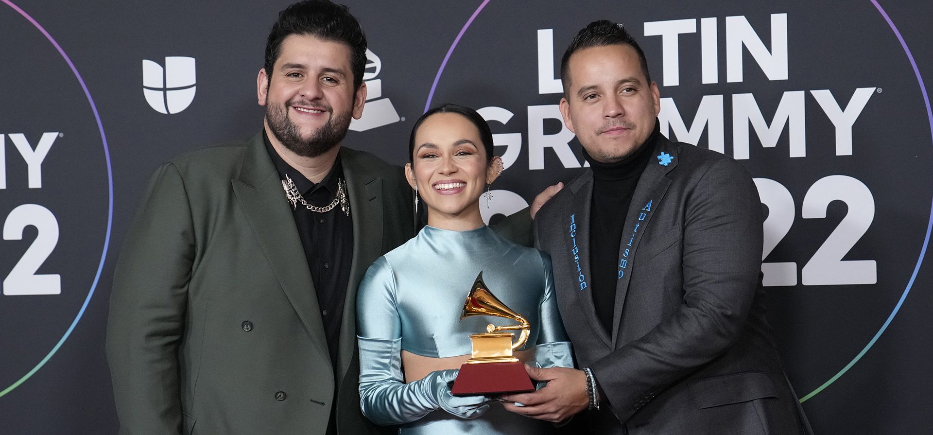 Roman Torres, de izquierda a derecha, Melissa Robles y Pablo Preciado de Matisse posan en la sala de prensa con el premio a la mejor canción regional por "Como Lo Hice Yo" en la 23º entrega anual de los Premios Grammy Latinos en el Mandalay Bay Michelob Ultra Arena, el jueves 11 de noviembre de 2022 en Las Vegas. (Foto AP/John Locher)