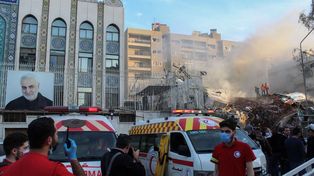 Los equipos de rescate frente a las ruinas de lo que era el consulado iraní en Damasco (Siria). A la izquierda, la embajada iraní.