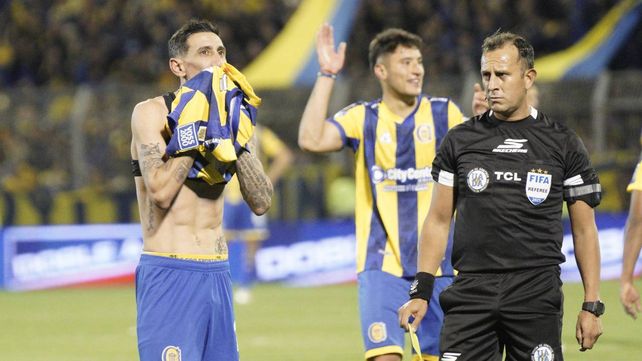 Darío Herrera espera para amonestar a Ángel Di María luego de celebrar el gol ante Newells