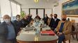 Dirigentes de la Asociación Argentina de Angus y del Mercado Agroganadero Cañuelas, luego de firmar la compra.