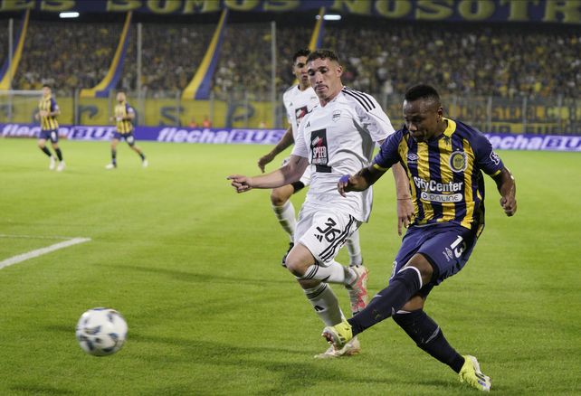 Campaz impacta de zurda y anota el único gol que tiene en el año, frente a Deportivo Riestra.