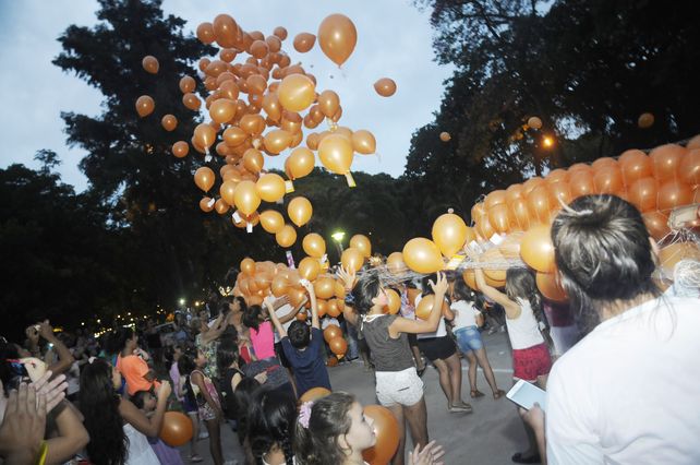 Realizan una suelta de globos en lucha contra el cáncer infantil