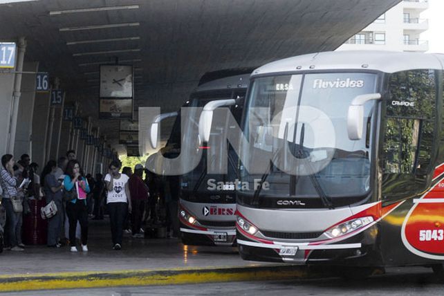 Finalmente, los micros a Paraná pueden salir con pasajeros parados