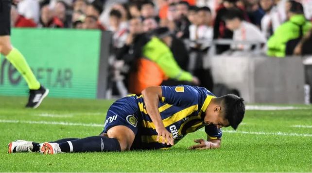 Mala pata. Bravo se retuerce del dolor en cancha de River, donde se rompió los ligamentos de la rodilla.