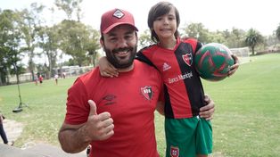 Germán Martínez y su Lucas, en la práctica de Newells. Son uruguayos y fanas leprosos.