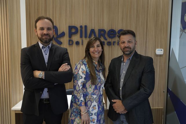 Los doctores Nahuel Guadagnoli y Valeria Sbarra junto a Germán Dobkin.