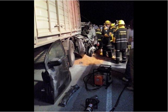 La Policía aseguró que el auto se incrustó detrás del camión y no se registraron frenadas