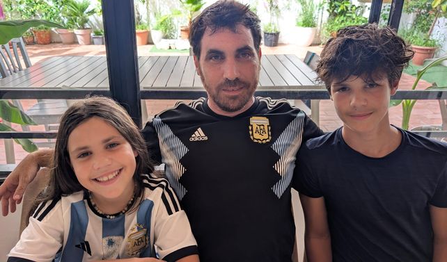 Mariano Vignolo, rosarino en Palma de Mallorca, junto a sus hijos