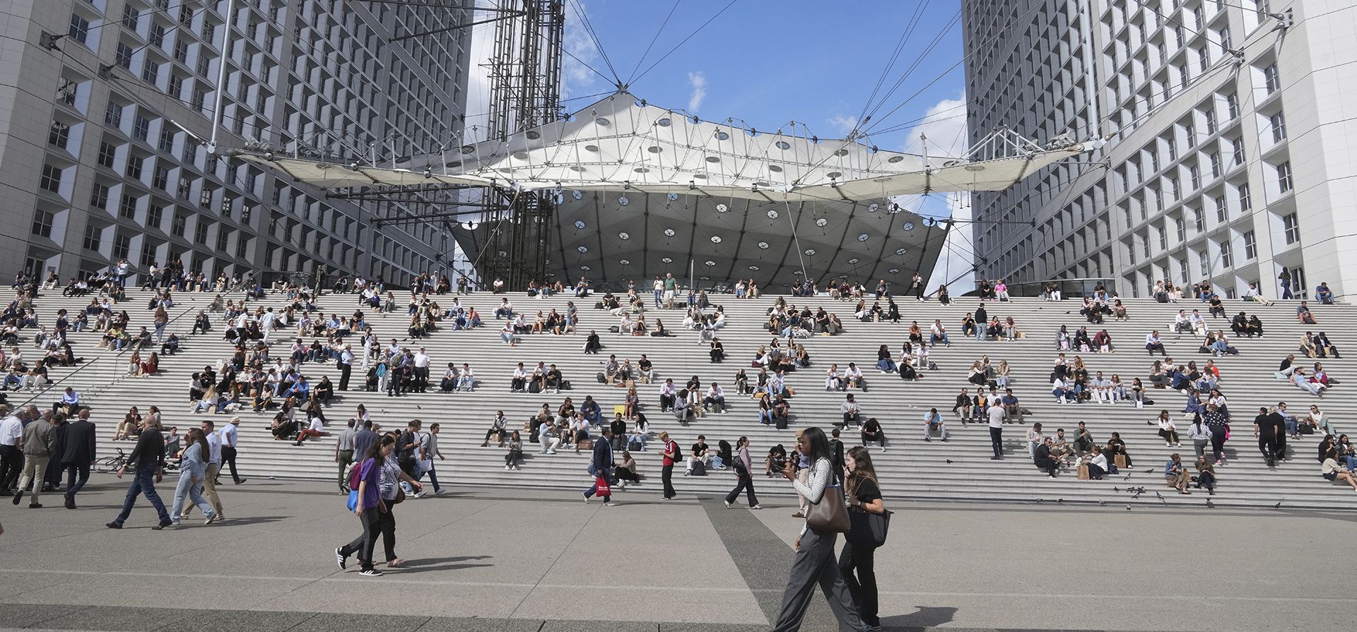 Personas caminan durante la hora del almuerzo en el distrito financiero de La Défense, París, el martes 9 de septiembre de 2025, en vísperas de una protesta nacional. (Foto AP/Michel Euler) Personas caminan durante la hora del almuerzo en el distrito financiero de La Défense, París, el martes 9 de septiembre de 2025, en vísperas de una protesta nacional. (Foto AP/Michel Euler)