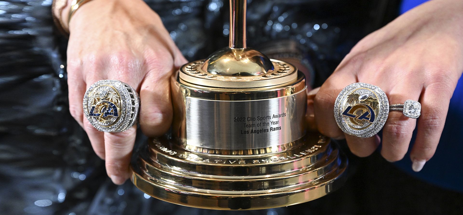 Jen Prince, CCO Michelob Ultra, y Kat Frederick, CMO LA Rams, muestran sus anillos del Super Bowl durante los Clio sports Awards 2022 el jueves, 08 de diciembre de 2022 en Nueva York. (Foto de Diane Bondareff/Invision para Clio Awards/AP Images)