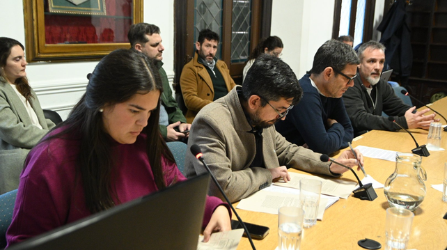 Actividad de ciudacoches. El autor del proyecto (primero desde la derecha) con los concejales en la reunión de ayer