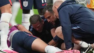 Jordan Henderson se lesionó tras saltar un cartel y debió ser trasladado al hospital.