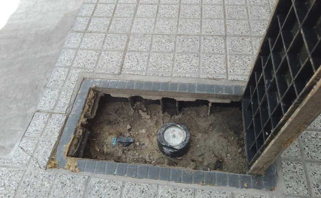 En varias vecinales de Rosario ya se implementó el uso de cemento para evitar robos de medidores de agua.
