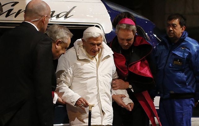El Papa es ayudado al arribar a una reunión de seminaristas el pasado 8 de febrero 2013
