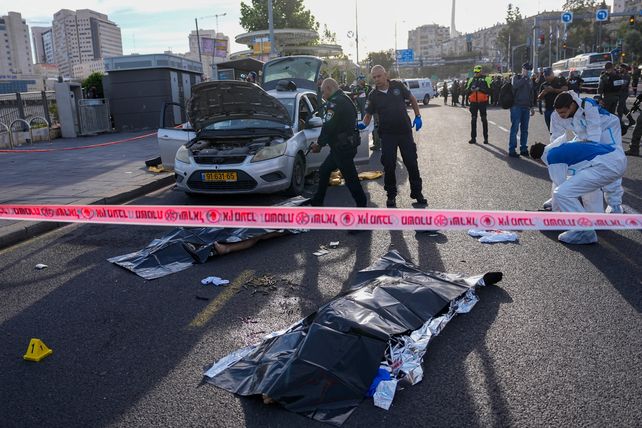 Un policía israelí apunta a uno de los dos terroristas implicados y abatidos este jueves.