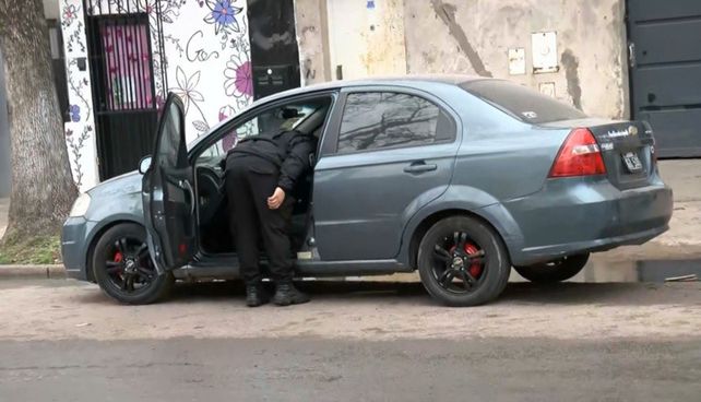 El Chevrolet Aveo abandonado en Felipe Moré y Virasoro.