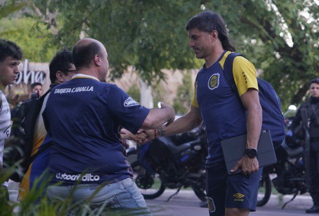 Ignacio Malcorra saluda a los hinchas en Santiago del Estero.