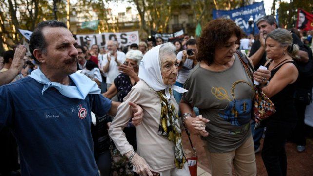 Adela Panelo de Forestello en otras épocas, cuando no dejaba de marchar en la plaza 25 de Mayo.