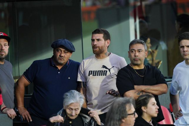 El Colo Ré junto a los hinchas.
