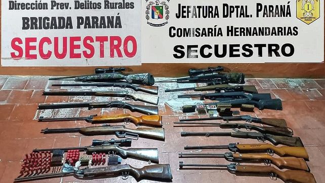 Arsenal de armas en manos de varios cazadores furtivos