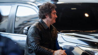 El presidente Javier Milei se mostró de buen humor al llegar al búnker de La Libertad Avanza en la Ciudad de Buenos Aires.