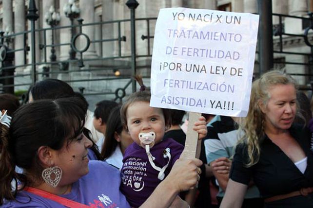 “El Estado debe ayudarnos  a tener hijos biológicos”