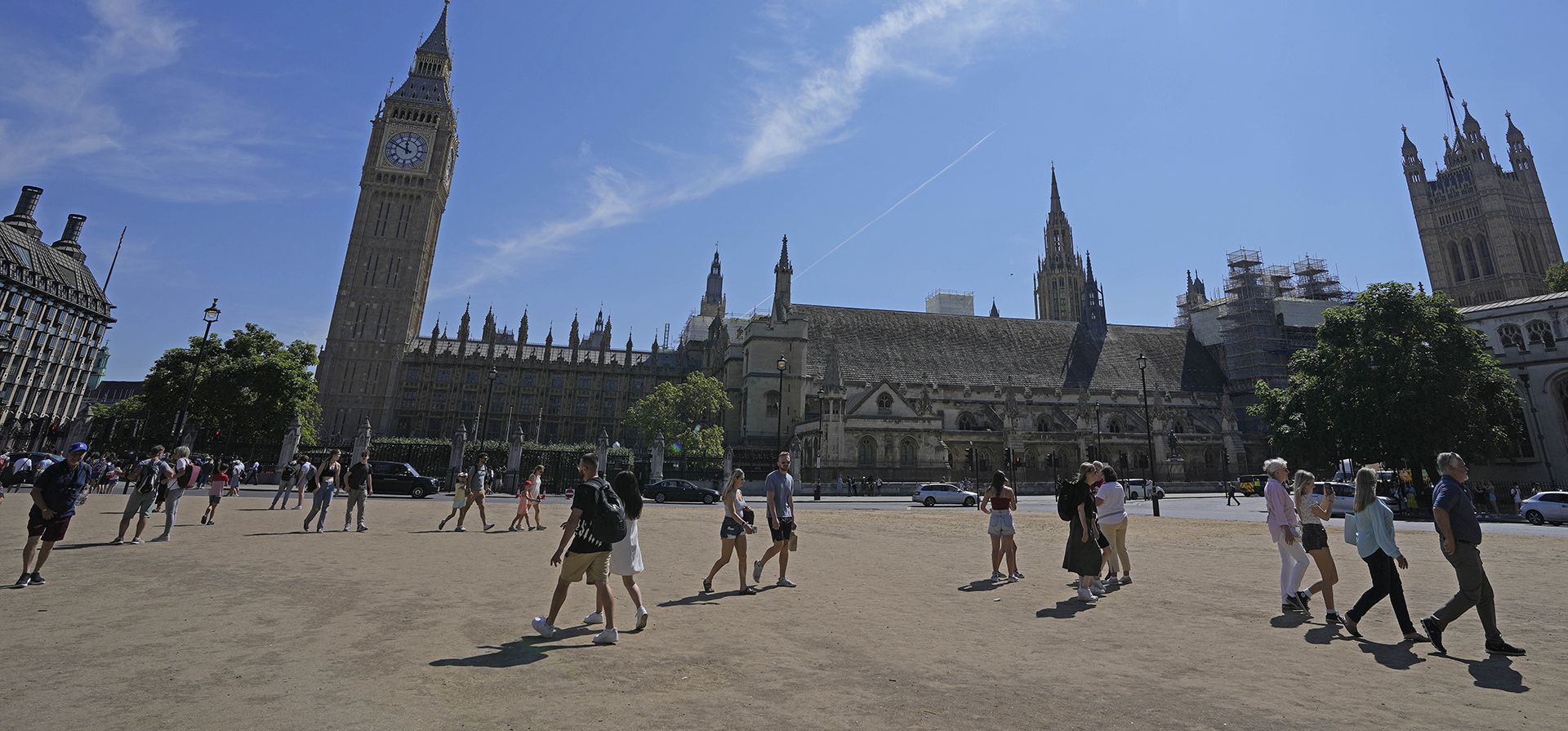 Turistas caminan en la plaza del Parlamento en Londres, el martes 9 de agosto de 2022. Gran Bretaña se prepara para otra ola de calor que durará más que la ola de calor sin precedentes de julio, con temperaturas máximas de hasta 35 °C previstas para la próxima semana.