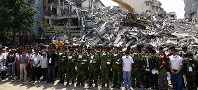 China: tres d&iacute;as de duelo nacional por los 34 mil muertos tras el sismo