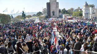 Rosario cerró el encuentro de Mini Básquet en el Monumento a la Bandera.