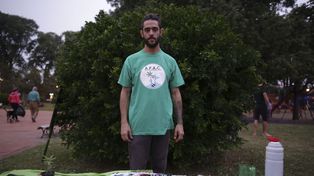 Iván en el puesto que armó la Agrupación Paranaense de Agricultores Cannábicos.&nbsp;