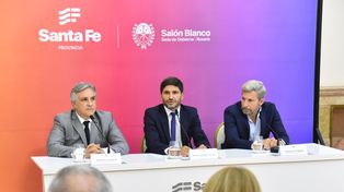 Los gobernadores Martin Llaryora (Córdoba), Maximiliano Pullaro (Santa Fe) y Rogelio Frigerio (Entre Ríos) se reunieron en Rosario.