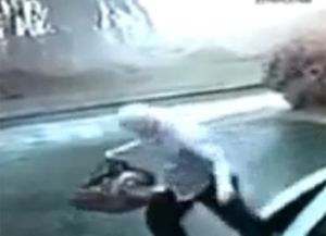 Por apenas dos segundos, un hombre se salvó de caer fulminado por un rayo
