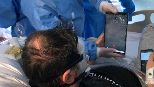 Aislados. A un paciente le acercan una tablet para comunicarse.