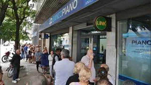 Cientos de jubilados tienen cuentas en el banco para cobrar sus haberes