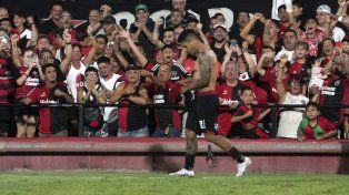 Recalde celebra el gol con el que Newells venció a San Lorenzo.
