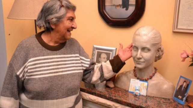 Chela acaricia la escultura de su amada Evita. Lloré mucho cuando la vinieron a buscar para llevarla al Concejo
