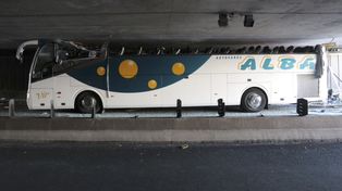 Un micro se empotró debajo de un puente: 34 pasajeros heridos