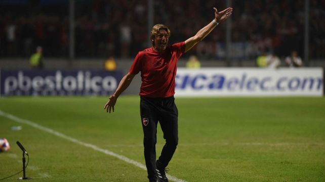 Gabriel Heinze no pudo hacer que Newells pase por arriba a Claypole. Intentó con un equipo alternativo y luego con mayoría de titulares y no pudo.