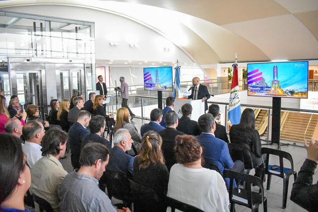La presentación de ayer en el primer piso del aeropuerto de Rosario. El ministro Puccini agradeció a Latam por “confiar en Rosario”.